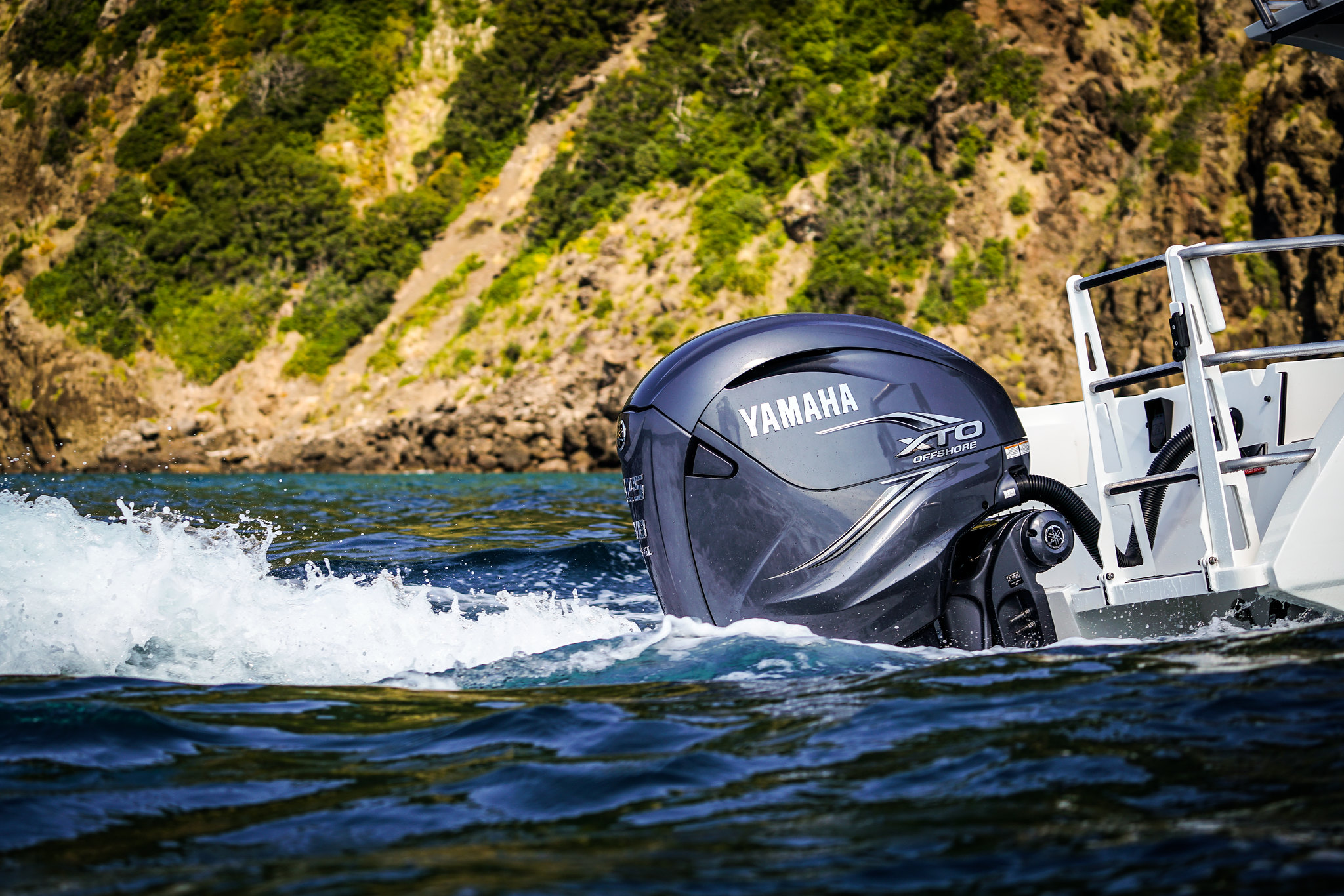 Transom of a boat with Yamaha outboard attached while underway.